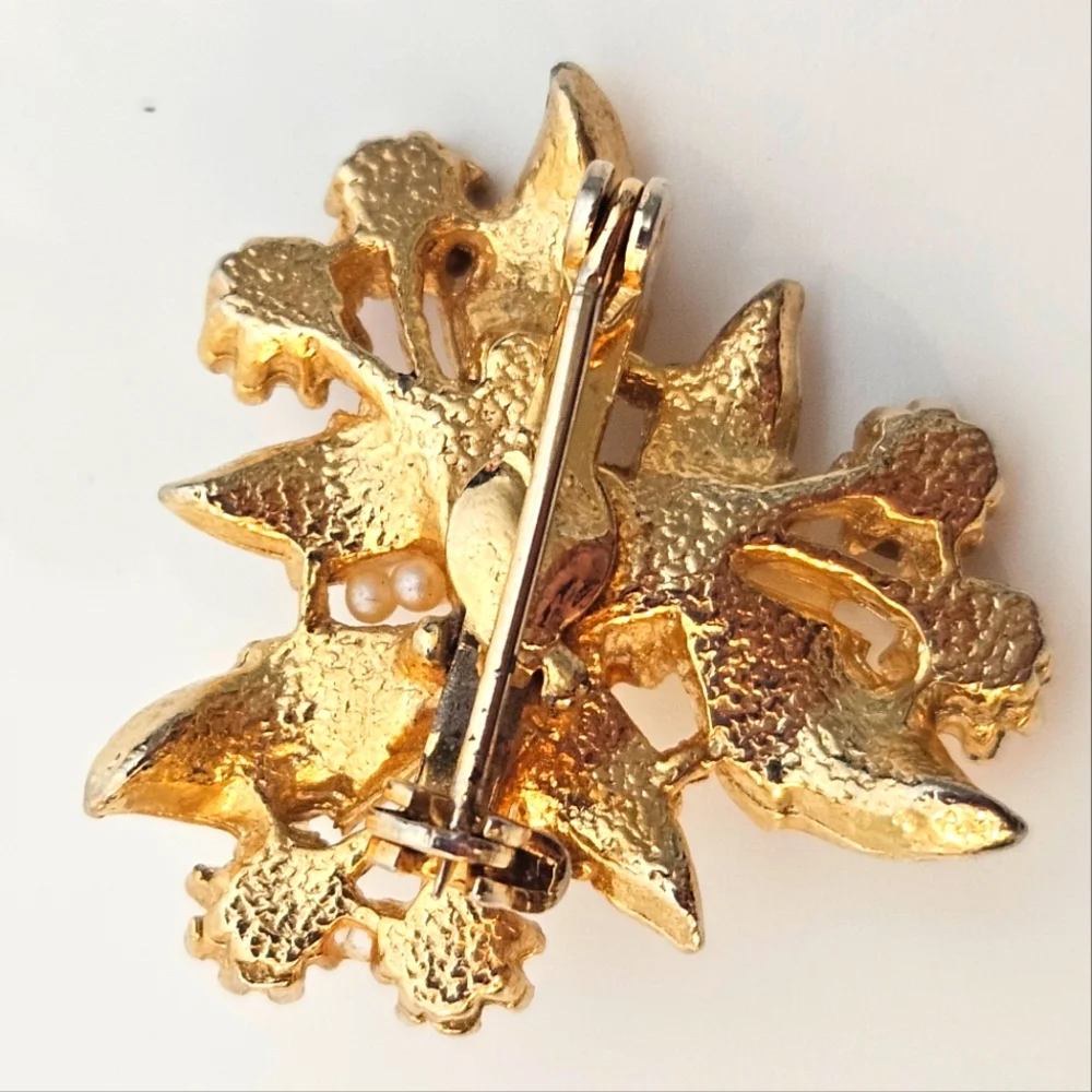 Vintage brooch pin with pearls and multi colored stones